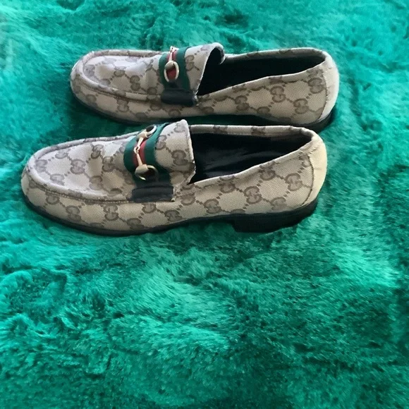 Gucci Beige Loafers with Red and Green Accents - Picture 2 of 2